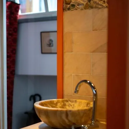 Center - Houseboat By Captain Ricard