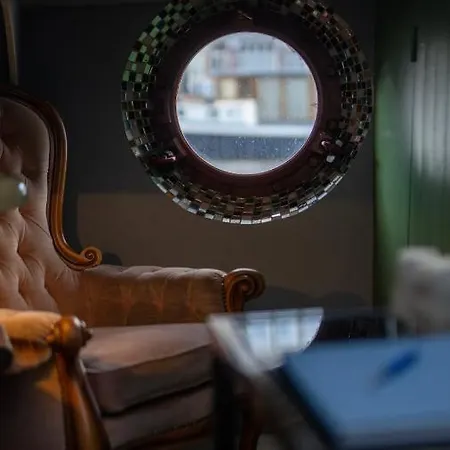 Center - Houseboat By Captain Ricard