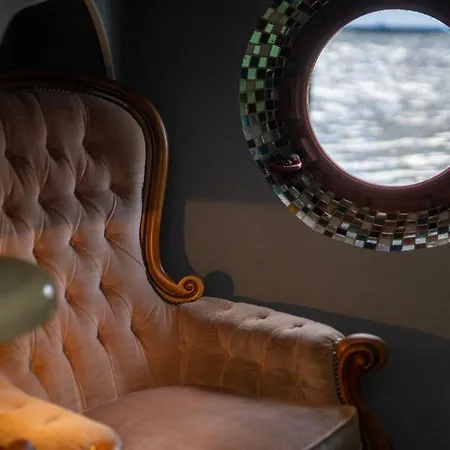 Bed & Breakfast Center - Houseboat By Captain Ricard *