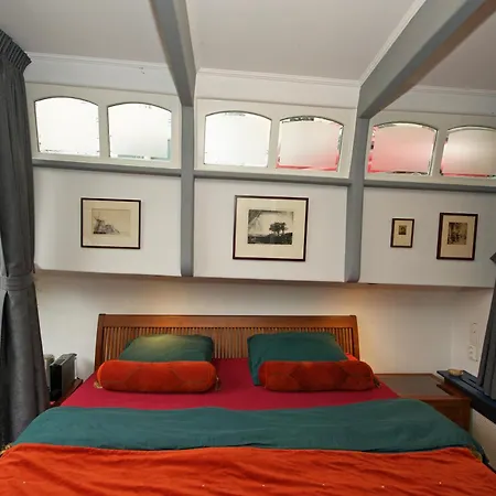 Center - Houseboat By Captain Ricard *