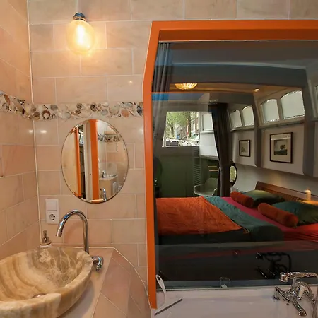 Center - Houseboat By Captain Ricard