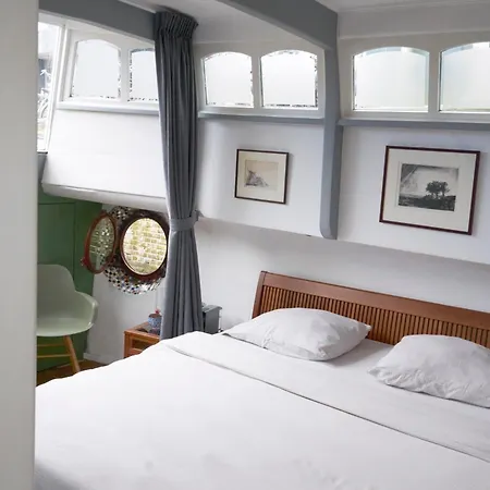 Center - Houseboat By Captain Ricard