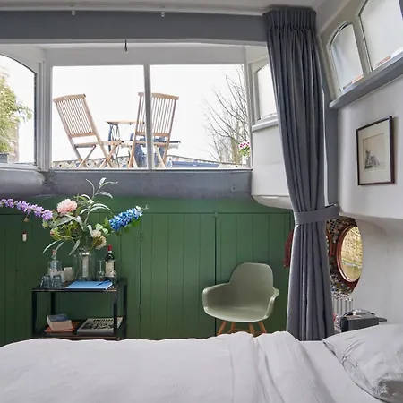 Center - Houseboat By Captain Ricard