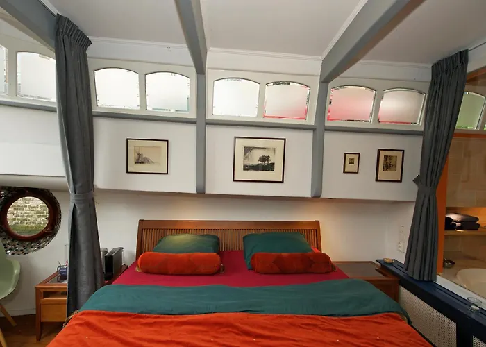 Center - Houseboat By Captain Ricard 3*